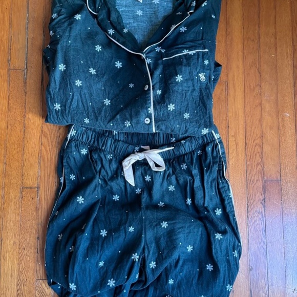 Victoria’s Secret Christmas PJ Set Green Snowflakes Size XS - Picture 3 of 3